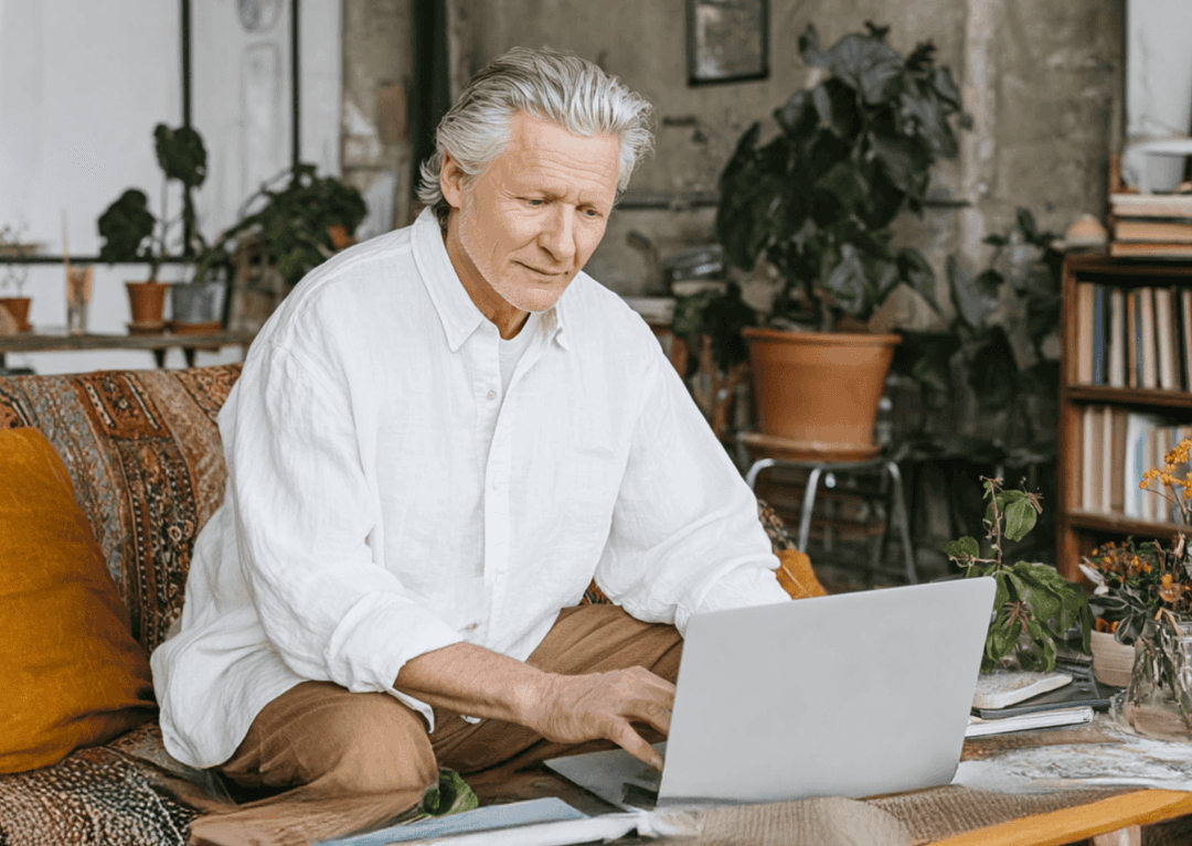 Homme retraité dans salon